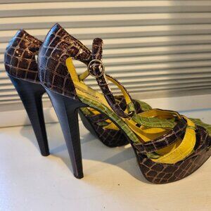 Ladies sandals size 8